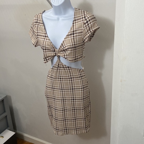 Rue21 Dresses & Skirts - Cutout plaid dress